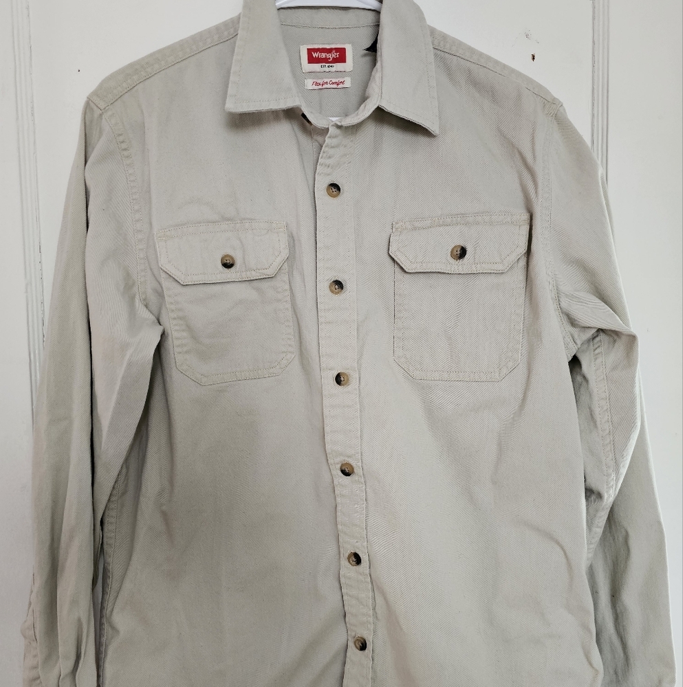 Wrangler Shirt Mens M Cream Flex Comfort Button Up Long Sleeve Shacket CLEAN